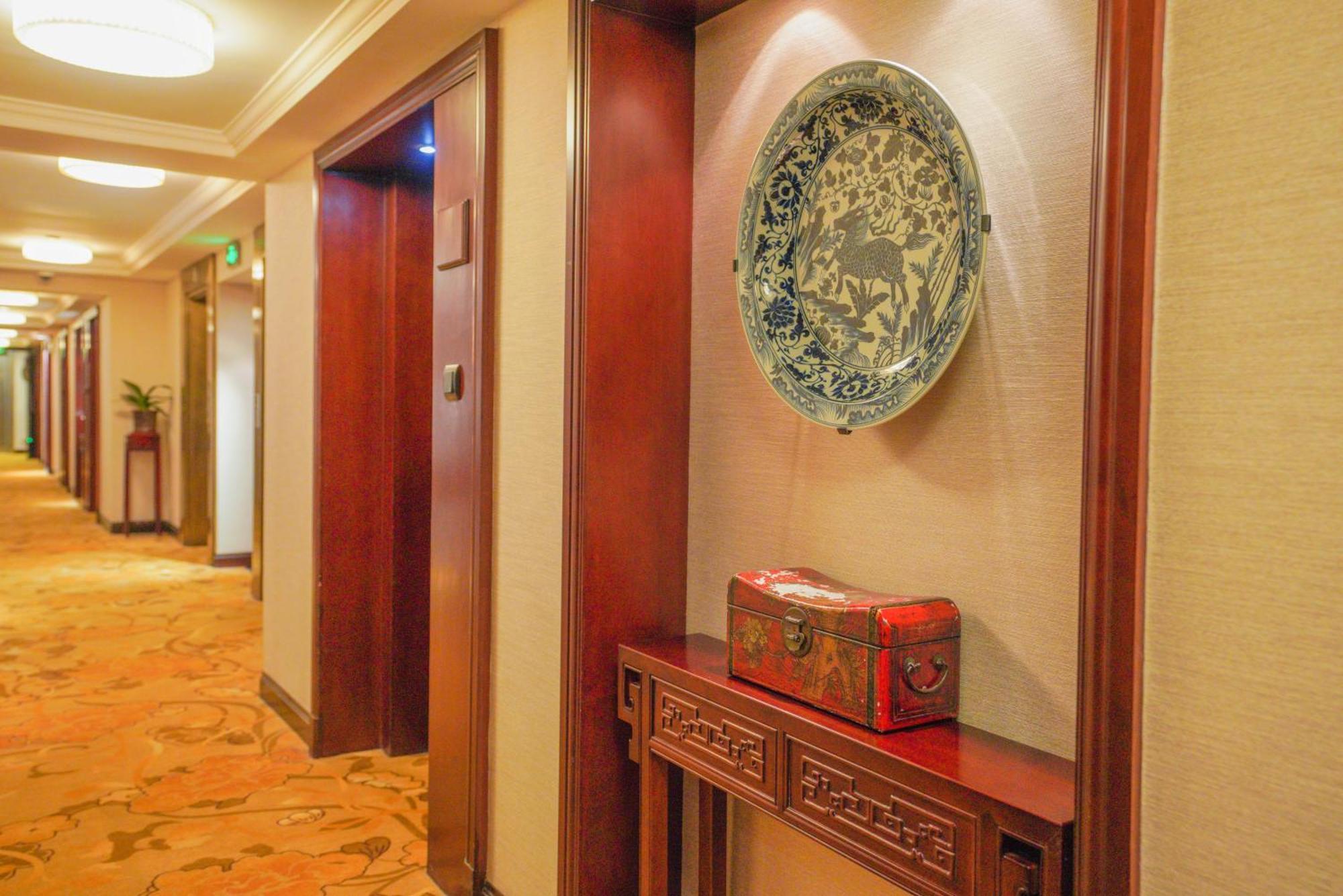 Broadway Mansions Hotel - On The Bund Shanghai Exterior foto